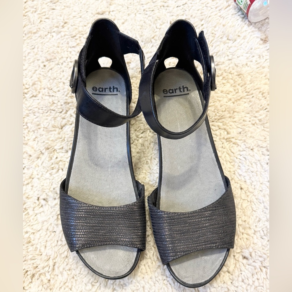 Earth Brand Black/Metallic Leather Upper sandals